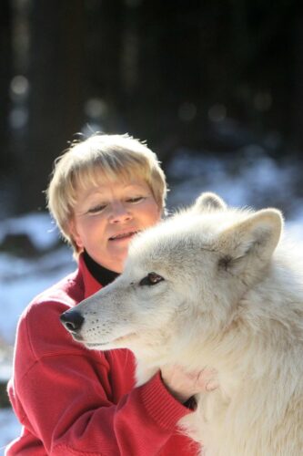 Buchautorin Elli Radinger mit weißem Gehegewolf.